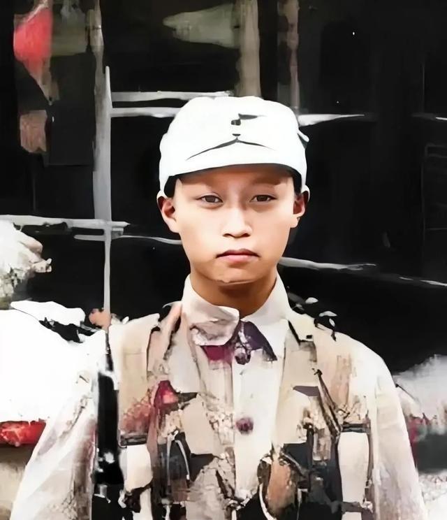 1938年，台儿庄战役，16岁的“狼兵”韦容松正在巡逻，途中他碰到了由6名日军组