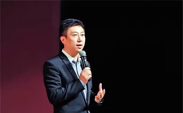 央视主持人陈伟鸿，55岁依然儒雅知性，一儿一女让人很羡慕55岁的陈伟鸿仍活跃