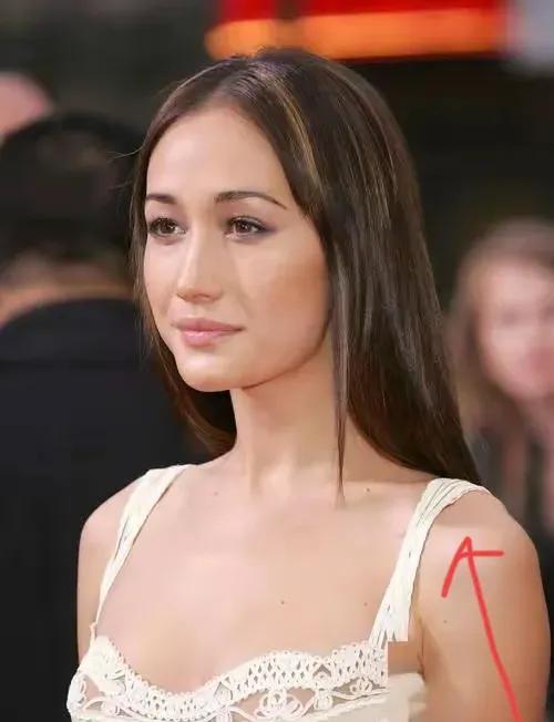 MaggieQ在脱口秀节目里亮出婚戒时，眼里有光。46岁的她等这一刻等了