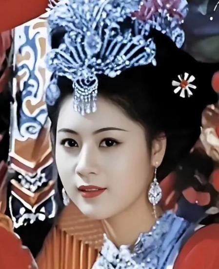 1992年，余秋雨二婚娶了女明星马兰。新婚之夜，余秋雨向马兰提出了一个是正常女人