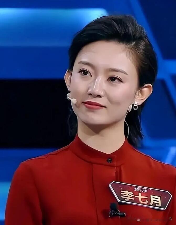 央视的两大美女，龙洋89年出生，身高168，李七月87年出生，身高170，龙洋长