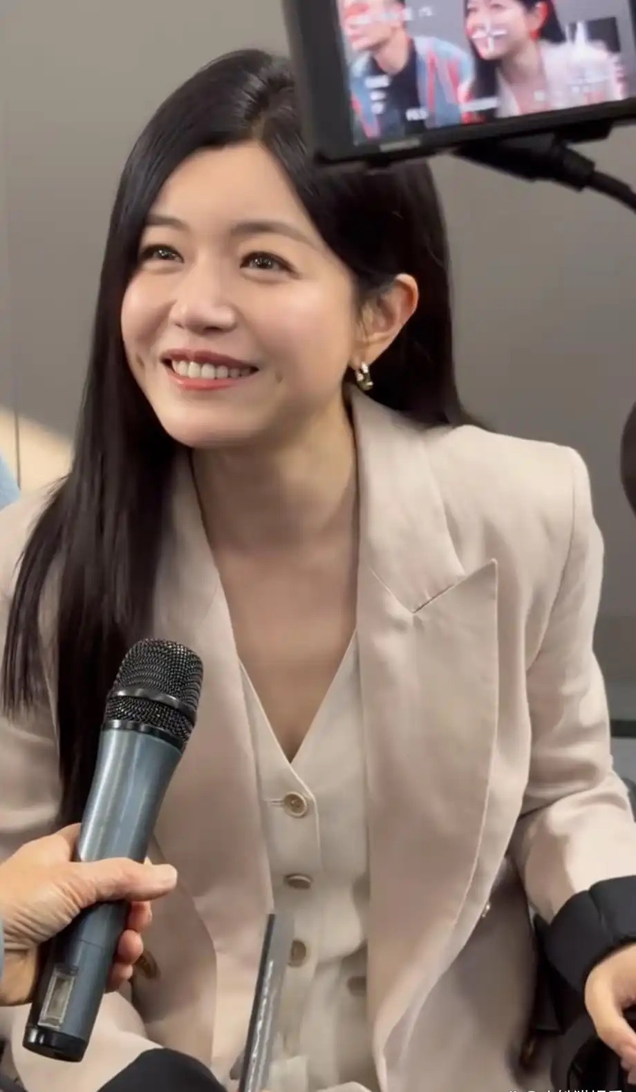 米兰这夜，43岁陈妍希和37岁陈小纭同框，娃娃脸耐老的含金量还在上升