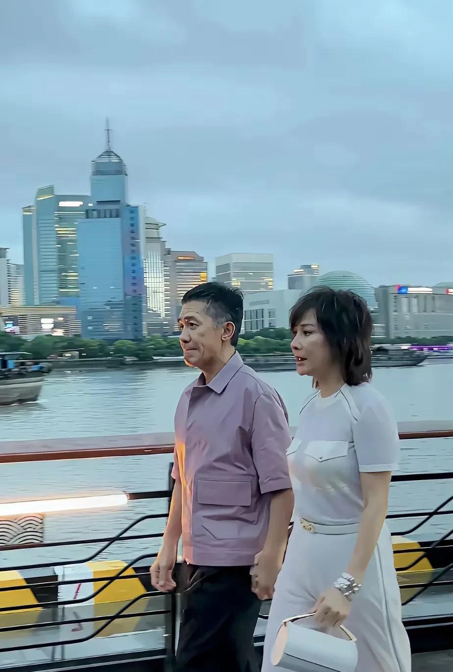 这两口子幕前幕后都是戏，梁朝伟和刘嘉玲这傍晚散步都要有工作人员陪同，真是最成功的