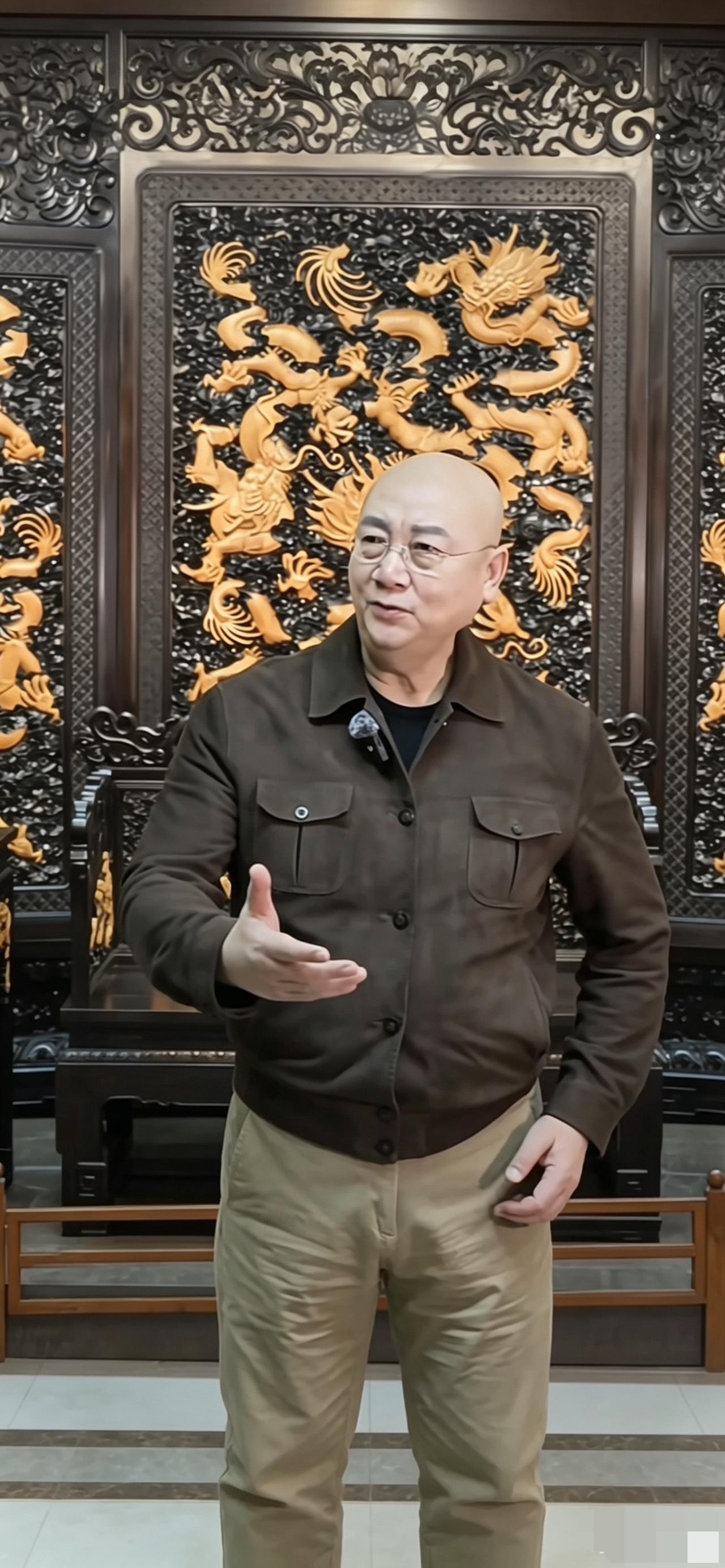 迟重瑞面对镜头唱京剧，气沉丹田，底气十足，当年正是因为京剧与陈丽华定情。很多