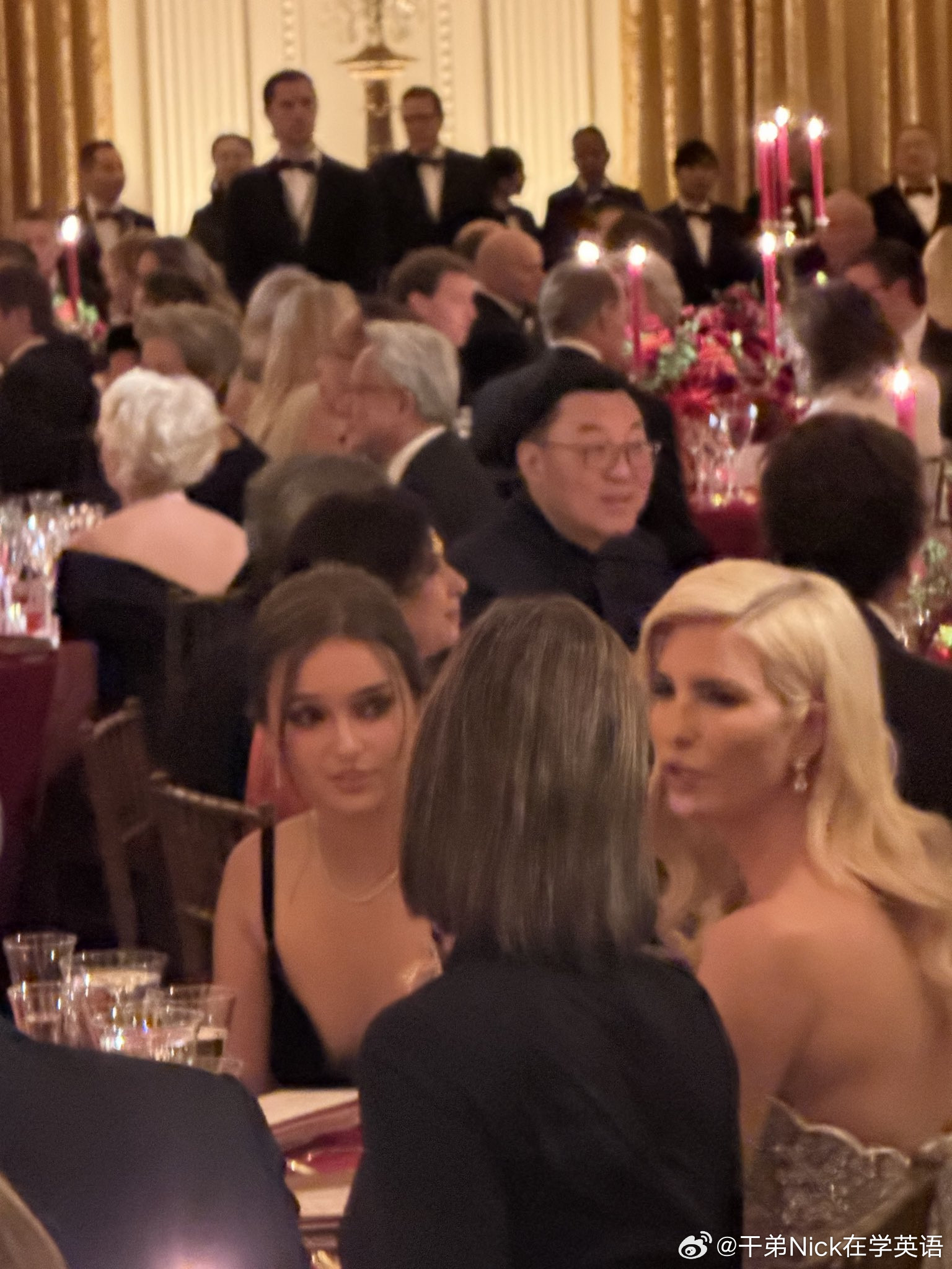 特朗普会说中文的外孙女现身白宫白宫国宴上，伊万卡·特朗普与女儿阿拉贝拉·库什纳。