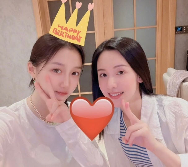 关晓彤晒陈都灵送的蛋糕关晓彤晒陈都灵送的生日蛋糕[爱心]美女们的友谊，甜过蛋糕呀