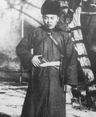 1932=年，土匪张海天向鬼子投降，还特意设宴款待。然而夜深人静之时，土匪率部