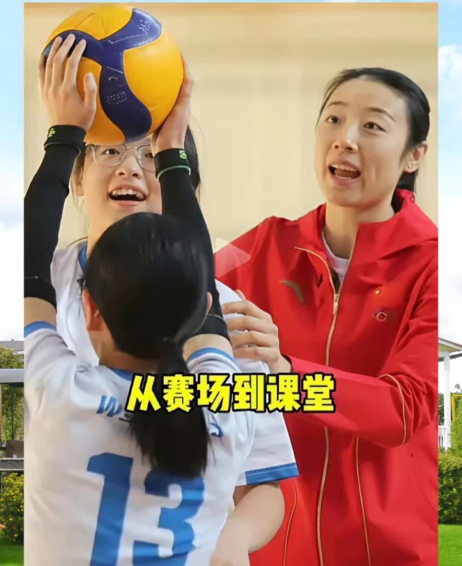 姚迪的新生活姚迪把长发扎成利落的马尾，第一天踏进天津大学
