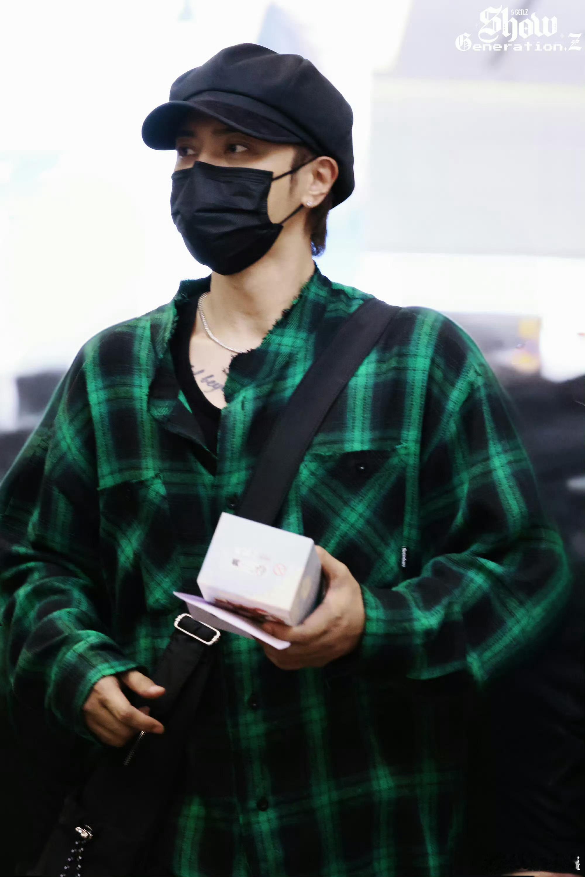 罗志祥举日期为自己辟谣小猪不办女装还是挺帅的