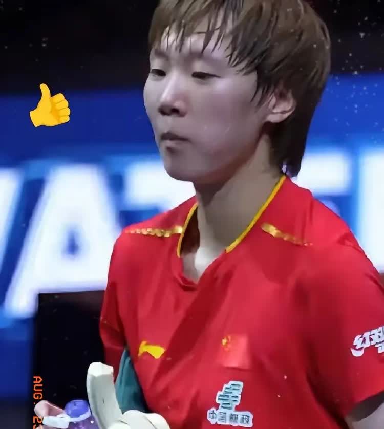 王曼昱今天第五局暂停时，香蕉塞了满嘴。头发全贴在脸上，汗顺着下巴往下滴。