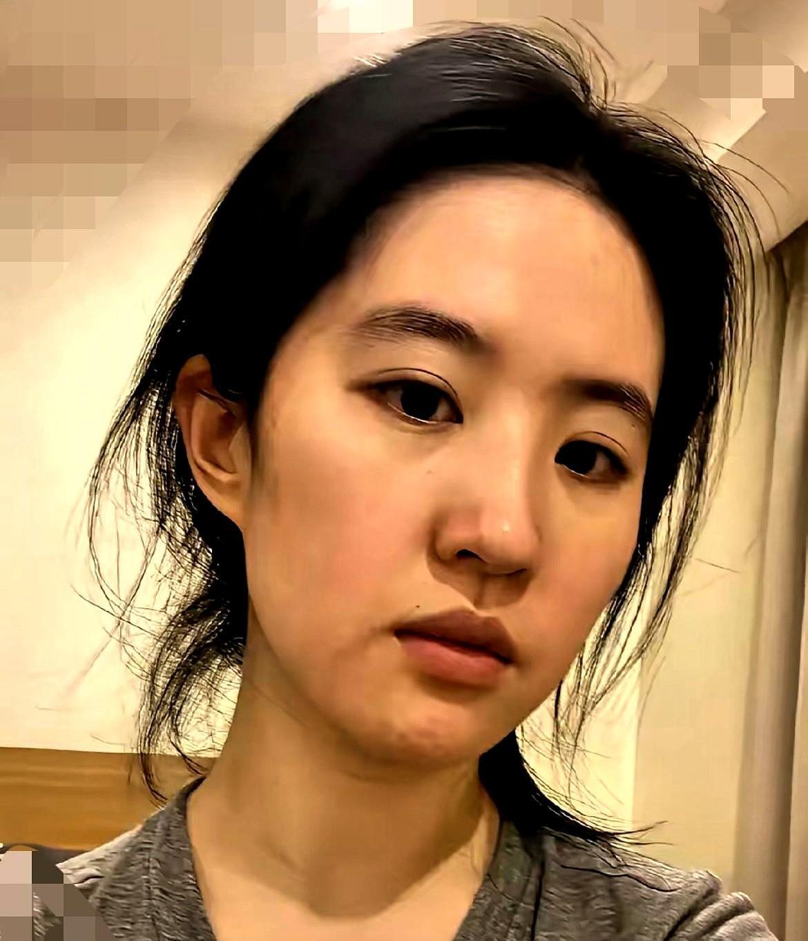 刘亦菲今早发了张自拍，她都没开美颜，就来个素颜，额发有些凌乱，刚睡醒的样子。