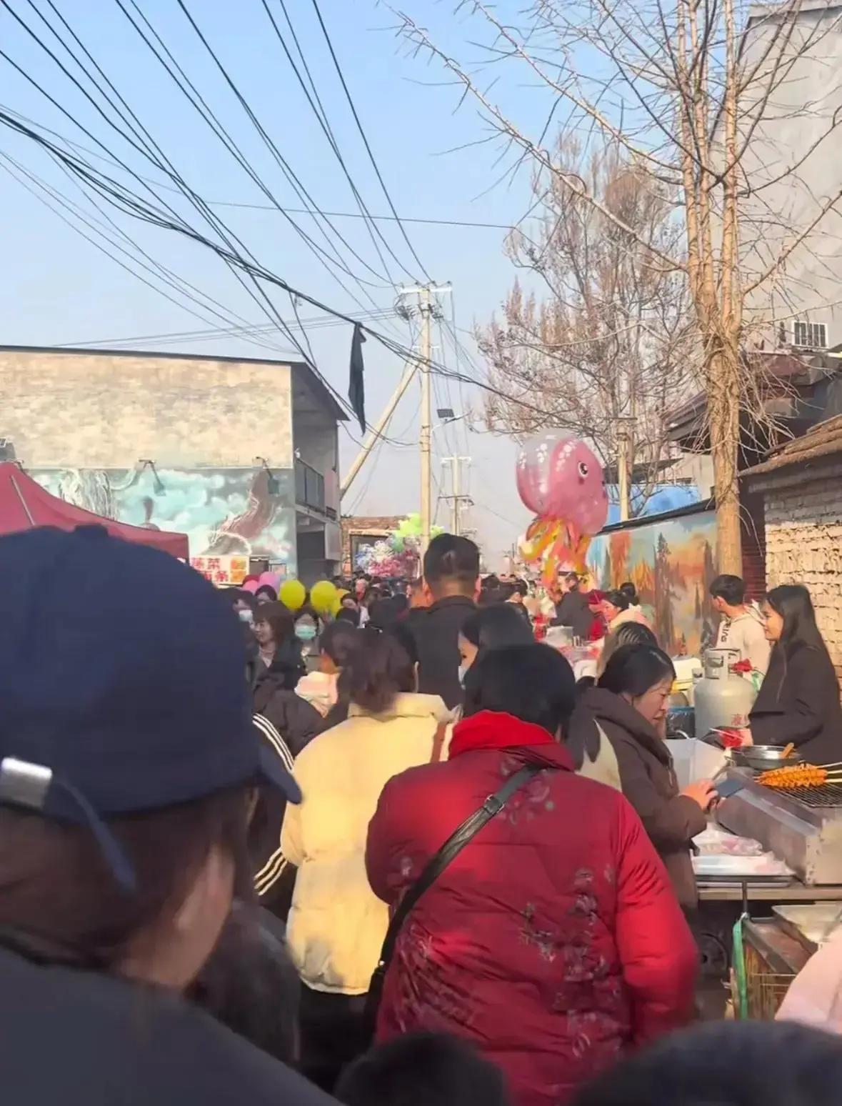 河南商丘一个普通小村子，最近又热闹起来了！就因为本地39岁画家吴承言，在村头空地