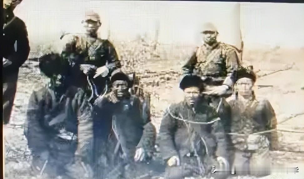 这张照片是抗日战争时期，被日军俘虏的东北抗日联军战士最后的留影，拍摄完照片后，他