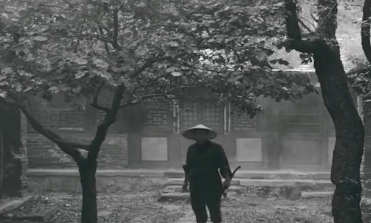 明朝时期，青羊山脚下有个小山村。村里有个年轻樵夫，叫段子霖。他不光砍柴，还靠捕蛇