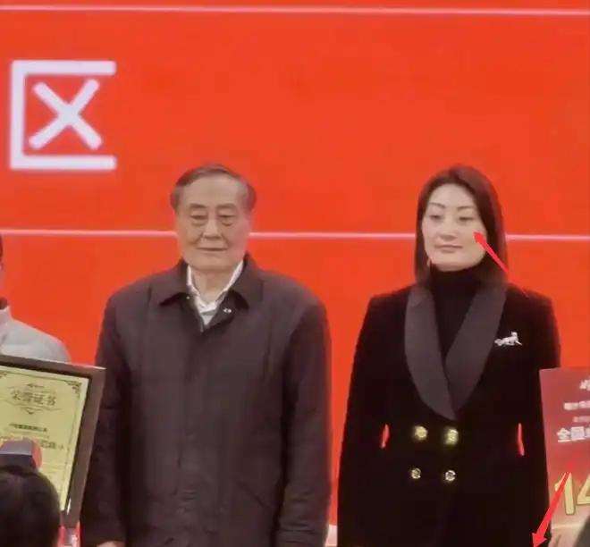 怪不得43岁的宗馥莉这么显老，原来是为了父亲的风流韵事伤透了脑筋啊。主持人说宗
