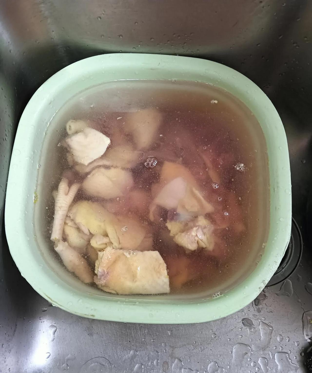 下午在外面树荫处歇了会，最后还是回来了，不赶快回来充电怕晚上跑不成外卖了，回来他