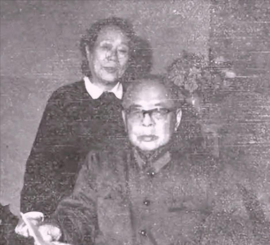 1969年，新任的总政黄副主任（开国中将）登门，请原总政文化部部长李逸民少将（正