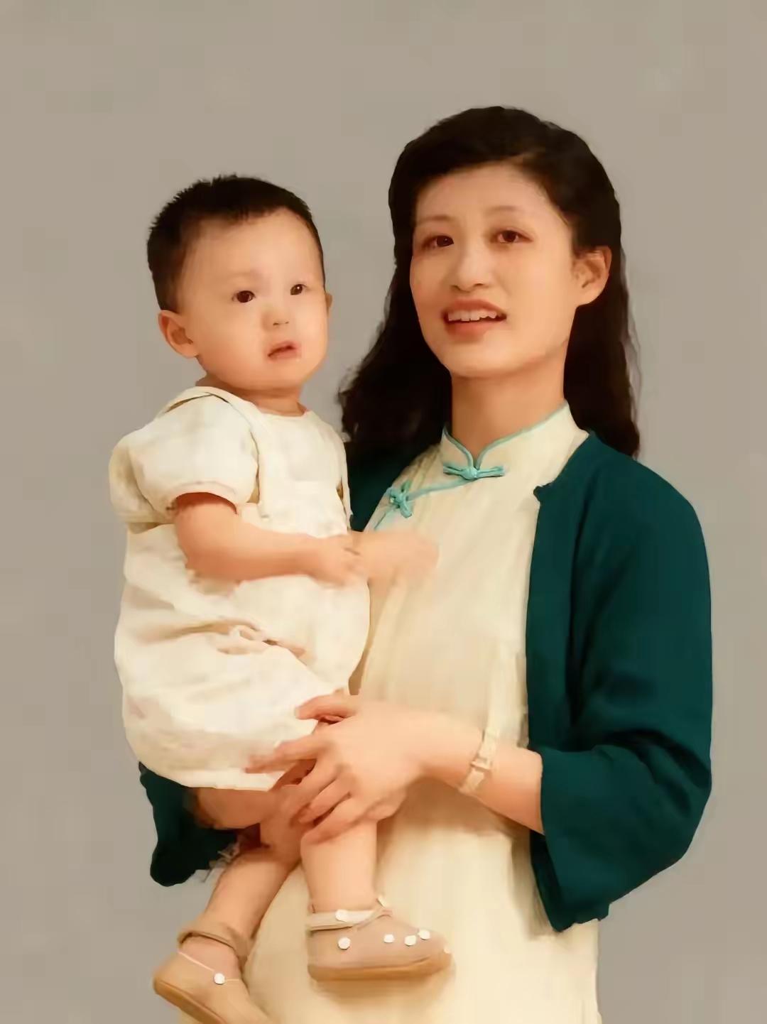 1944年，宁波一家小照相馆里，张爱萍上将的夫人李又兰，搂着才八个月的胖小子张翔
