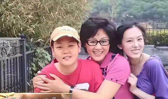 王姬1962年生于北京，时间真快，她现在也已经当姥姥了。女儿高丽雯给她生了一个可
