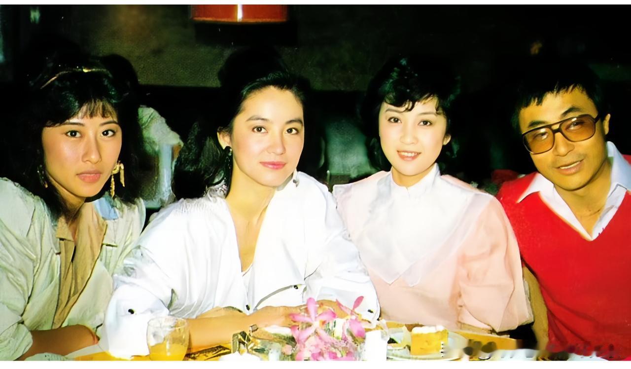 这是1983年林青霞与叶倩文及刘家昌、甄珍夫妇二人在香港九龙喜来登酒店用餐时的一