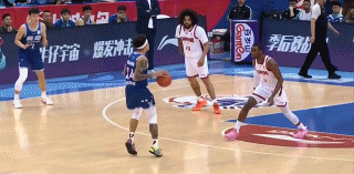 张宁疑似垫脚段昂君？今天青岛主场和山西的比赛，段昂君投三分落地后脚有点崴了。通过