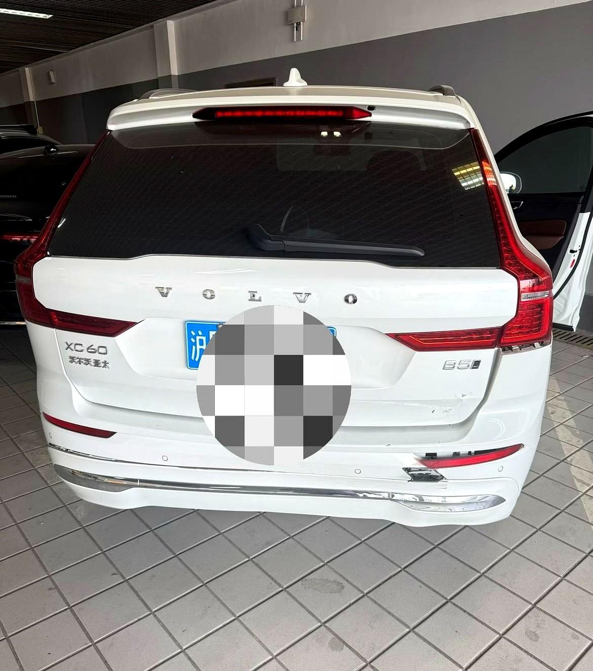 提车满一年零一天的沃尔沃XC60在杨高中路高架堵成停车场时被一辆宝马追了尾，车主