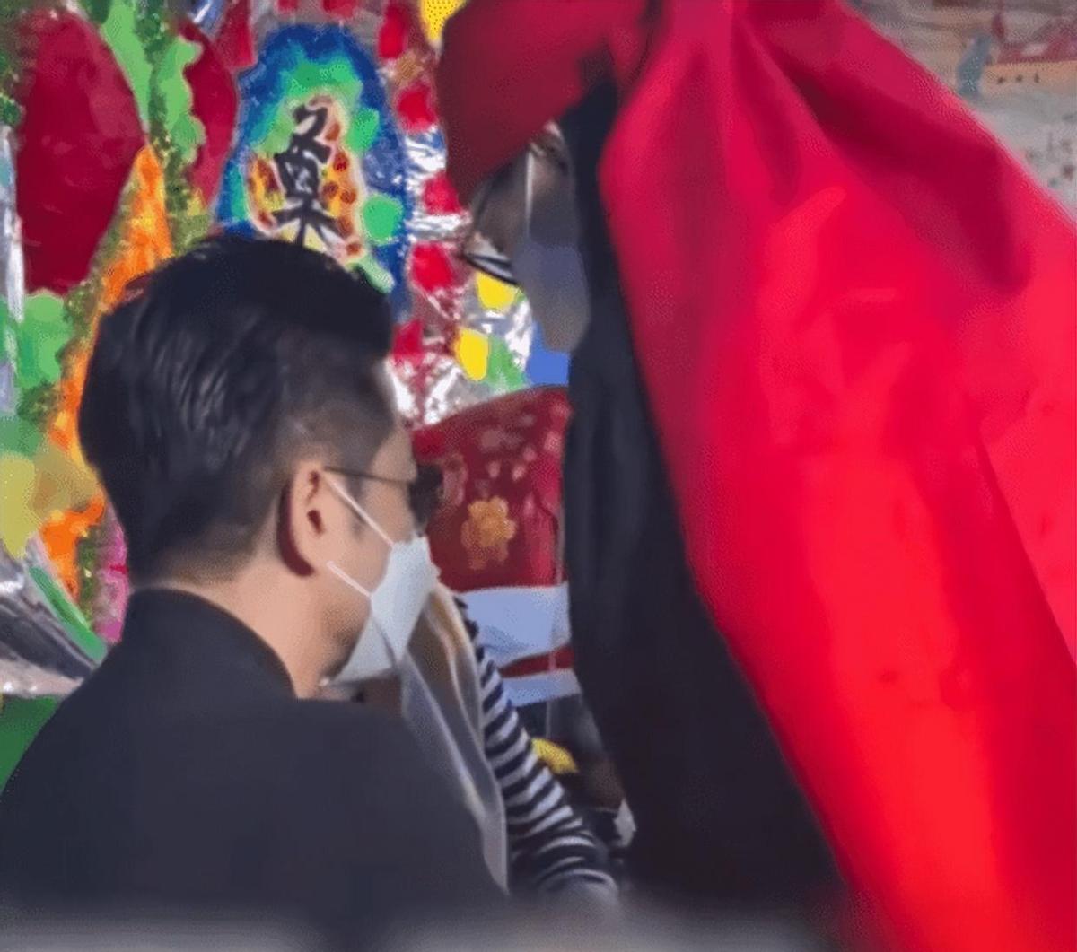 方媛在发布会缺席给热搜。戴白孝，跪在安徽农村的灵堂里——这是郭富城。从201