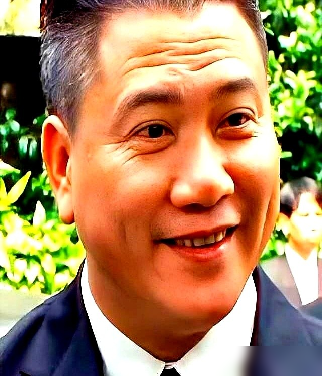 周星驰求了他五次，他宁可去县城走穴，也不点头。万梓良，当年把周星驰拽进电影圈的人。《霹雳先锋》主角，