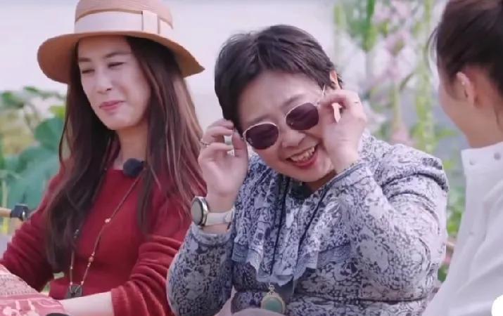 黄圣依妈妈好喜欢陈梦，一见面就夸陈梦的眯眯眼好看，把陈梦夸的都不好意思了，没想到