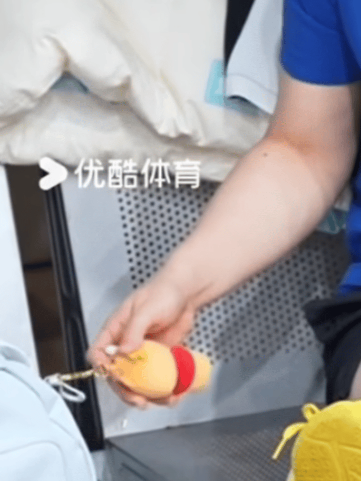 孙颖莎今天轮休，专注捏娃娃