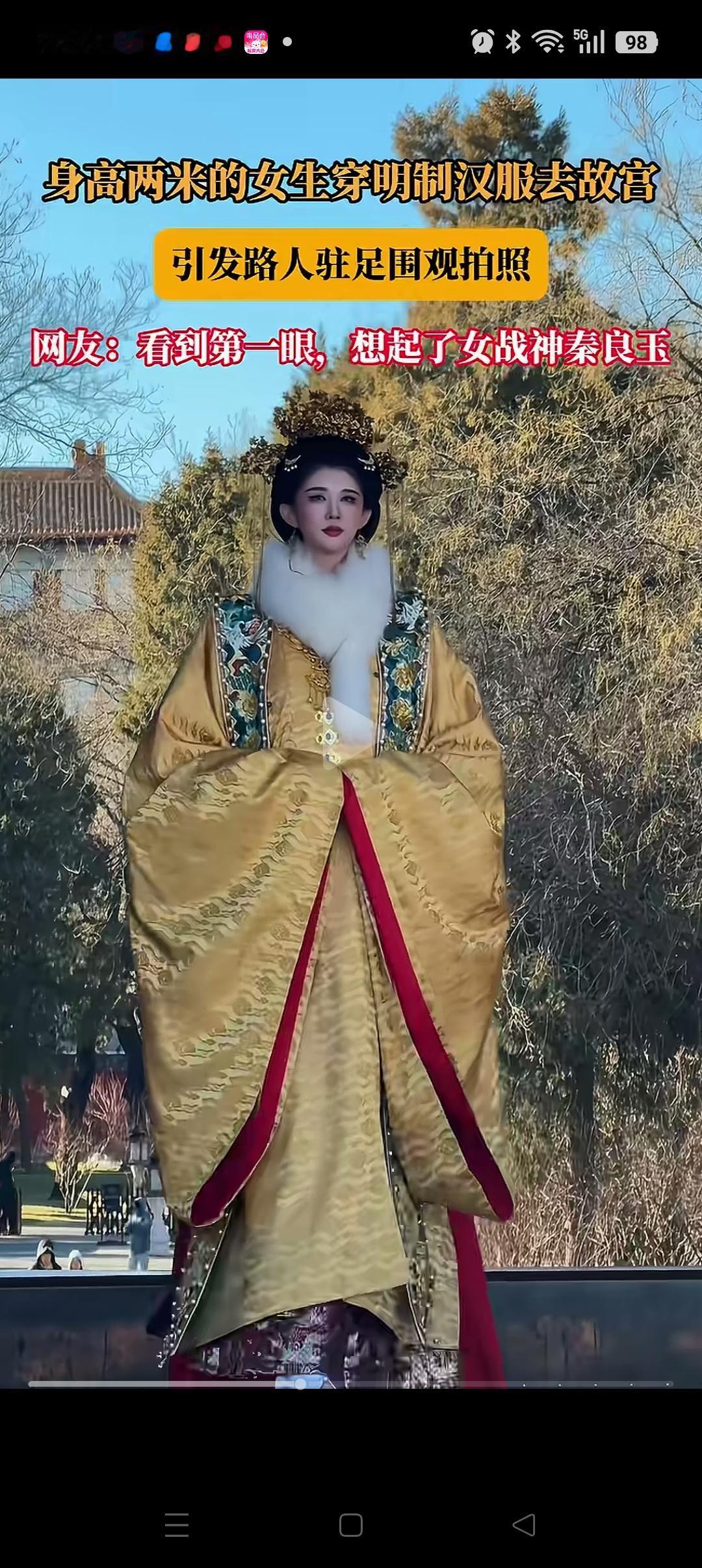 这下好了，不仅国人，连外国人也感受到明制汉服的魅力了！故宫，身高2米的女生穿