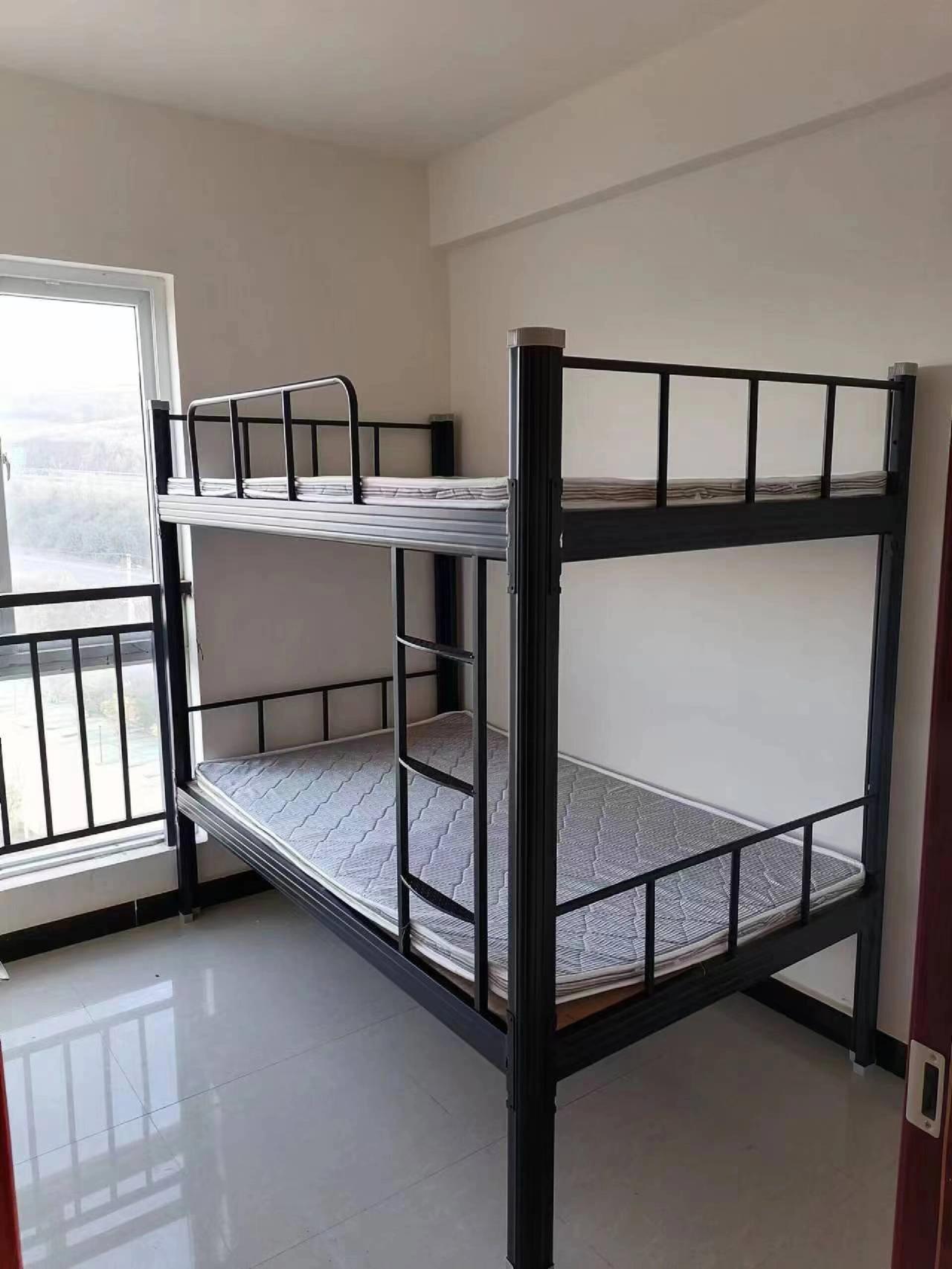 “白眼狼！”上海，一女子做保姆时，跟雇主关系亲如姐妹，她上海医院看病，雇主把家里