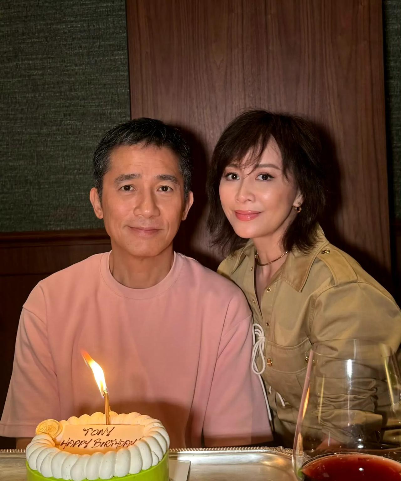 刘嘉玲祝梁朝伟生日快乐！62岁的梁朝伟，眼睛清澈得像一个小孩子！