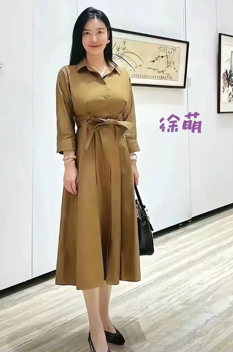 徐萌，画家范曾的第四任合法妻子，比范曾小五十岁，真正称得上是年轻貌美肤白大长腿，
