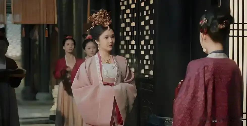 宋仁宗时期，曹皇后在半夜三更，无意中发现宫中草丛中，有一个侍卫和一对宫女不检点，