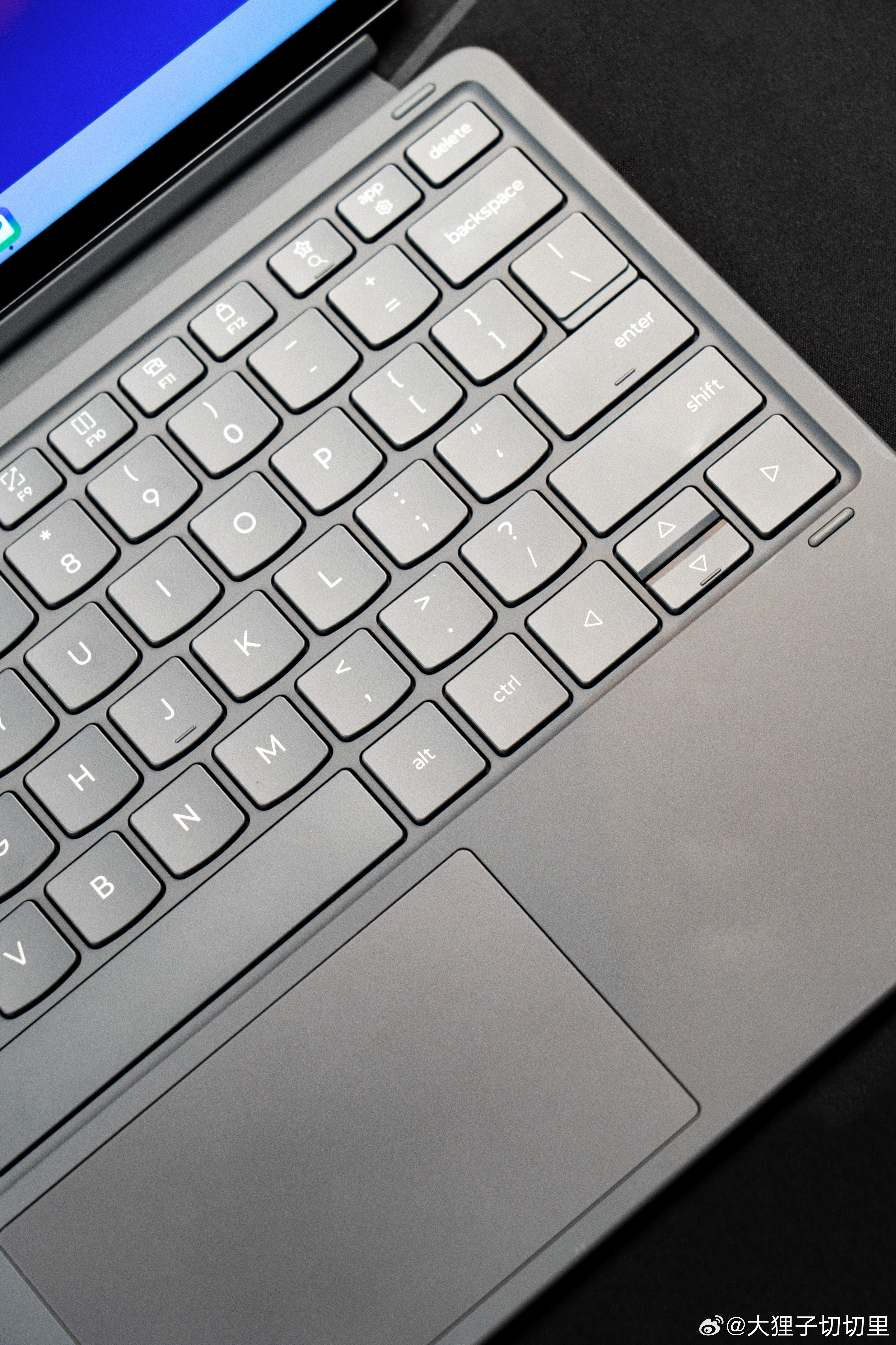 联想AI平板小新Pro13来啦！这次尺寸变大但也还是很轻薄。边缘圆润了很多，不卡