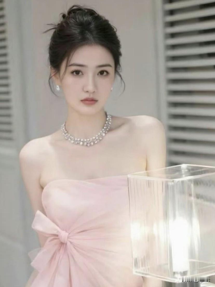 徐璐想象一下，在一个闪耀的夜晚，一位身着粉色礼服的女士款款走来，脖子上那条优雅的