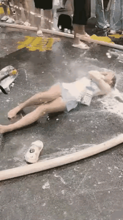 云南泼水节真的玩得好开心。可惜还没有去玩过，有机会一定去玩玩……