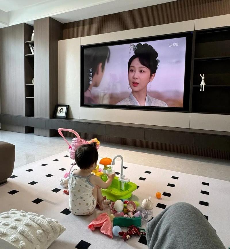 昨天下午与儿媳妇坐在客厅边看电视边聊天，儿媳妇突然问我一个问题：妈，您知道为什么