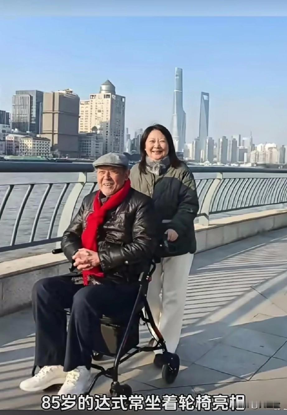岁月不饶人啦85岁的达式常坐着轮椅亮相，一条红围巾衬得面色红润，精神头依旧