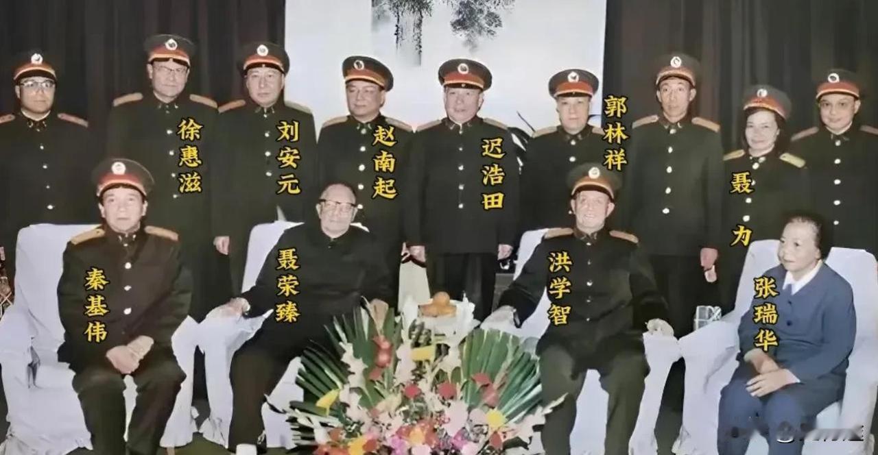 1989年聂荣臻元帅90岁大寿，解放军的老战友过来给他祝寿，留下了一张很贵合影，