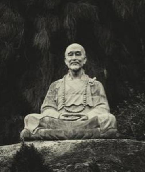 1942年，弘一法师火化时怪声频发，弟子惊恐，赶忙拉出骨灰床，谁料，竟然捡出了1