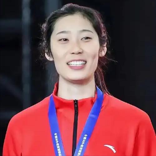 为什么郎平一走，朱婷就再没进过国家队？郎平用朱婷，思路简单到粗暴。前排轮到她，