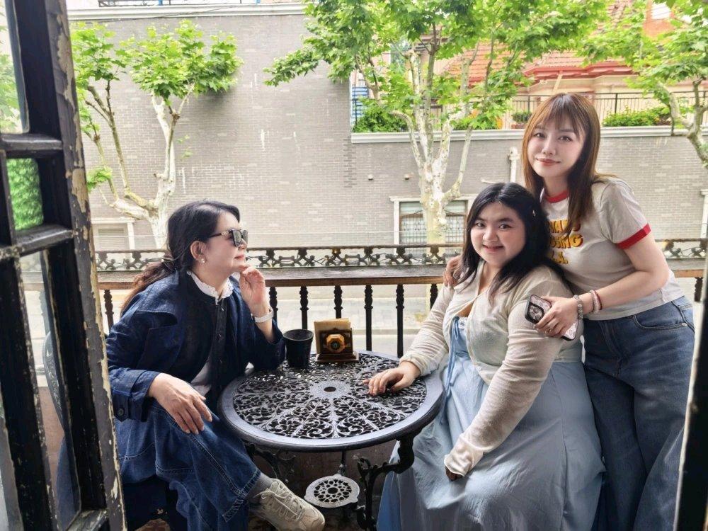 68岁的胡慧中携女现身上海老酒馆，这画面还挺引人关注。26岁的女儿身材偏胖，和胡