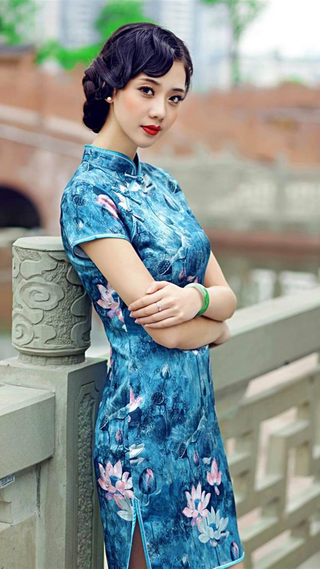 不同年龄段身着旗袍，美感各有千秋：少女穿清新碎花旗袍，清丽灵动；中年女子身着复古