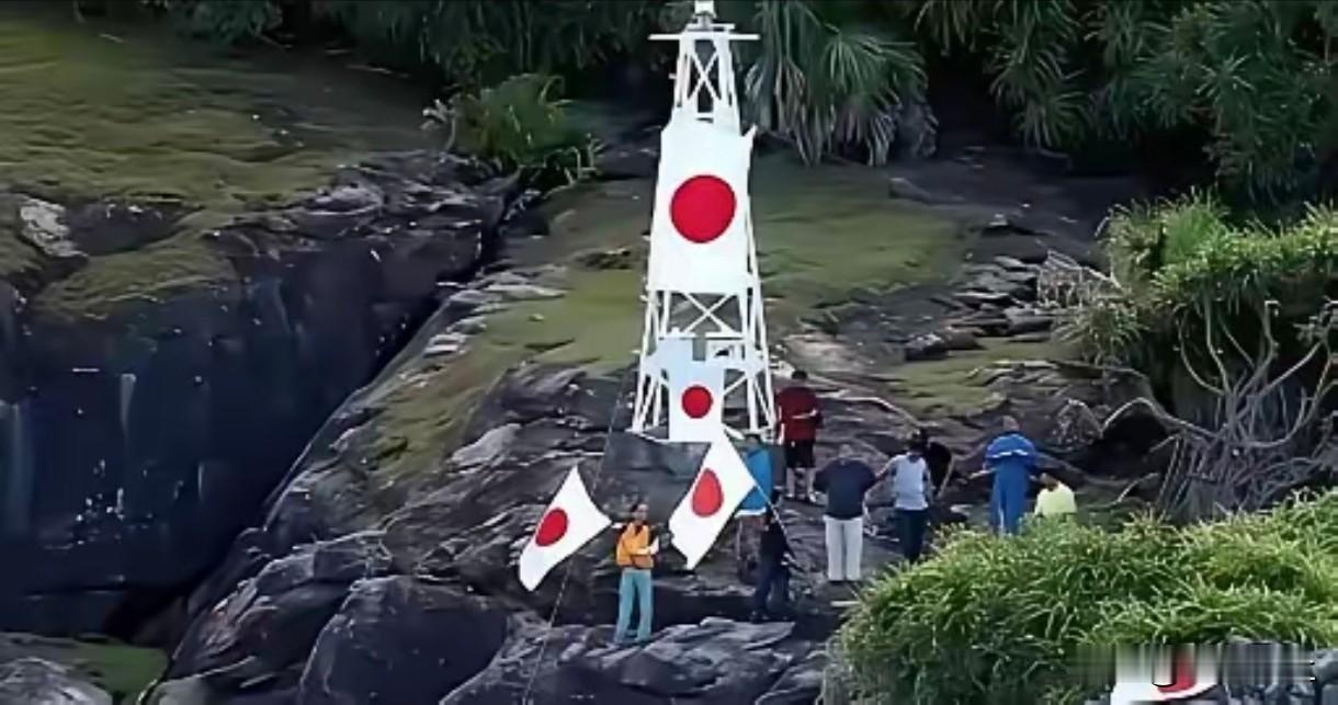 当时日本想要占钓鱼岛用了一个歪招数，就是在上面建灯塔。中国人民的钓鱼岛理应如此