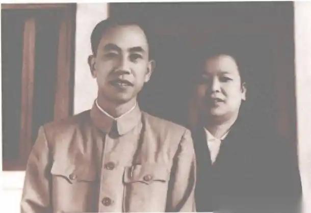 他和韦杰两人过去是上下级关系，过了八年之后，他当上了大军区的政委，而他的老领导韦