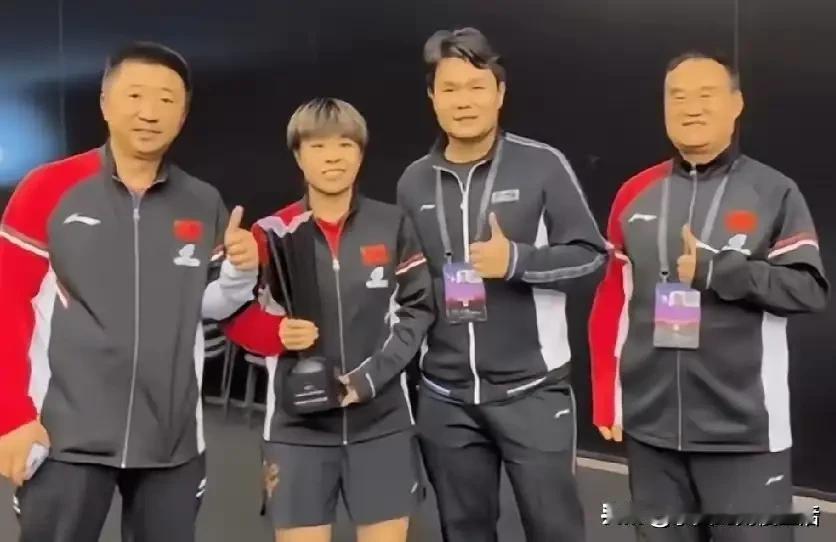 徐辉：国乒女队压仓底多年的教练。前面有领头的马琳，副驾邱贻可，李大成，包括马俊峰
