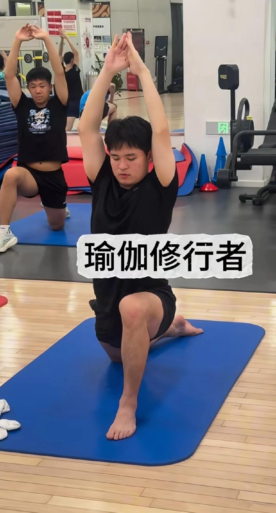 谁懂啊！小石头林诗栋练瑜伽也太可爱了吧😂WTT新加坡大满贯刚结束，我们的