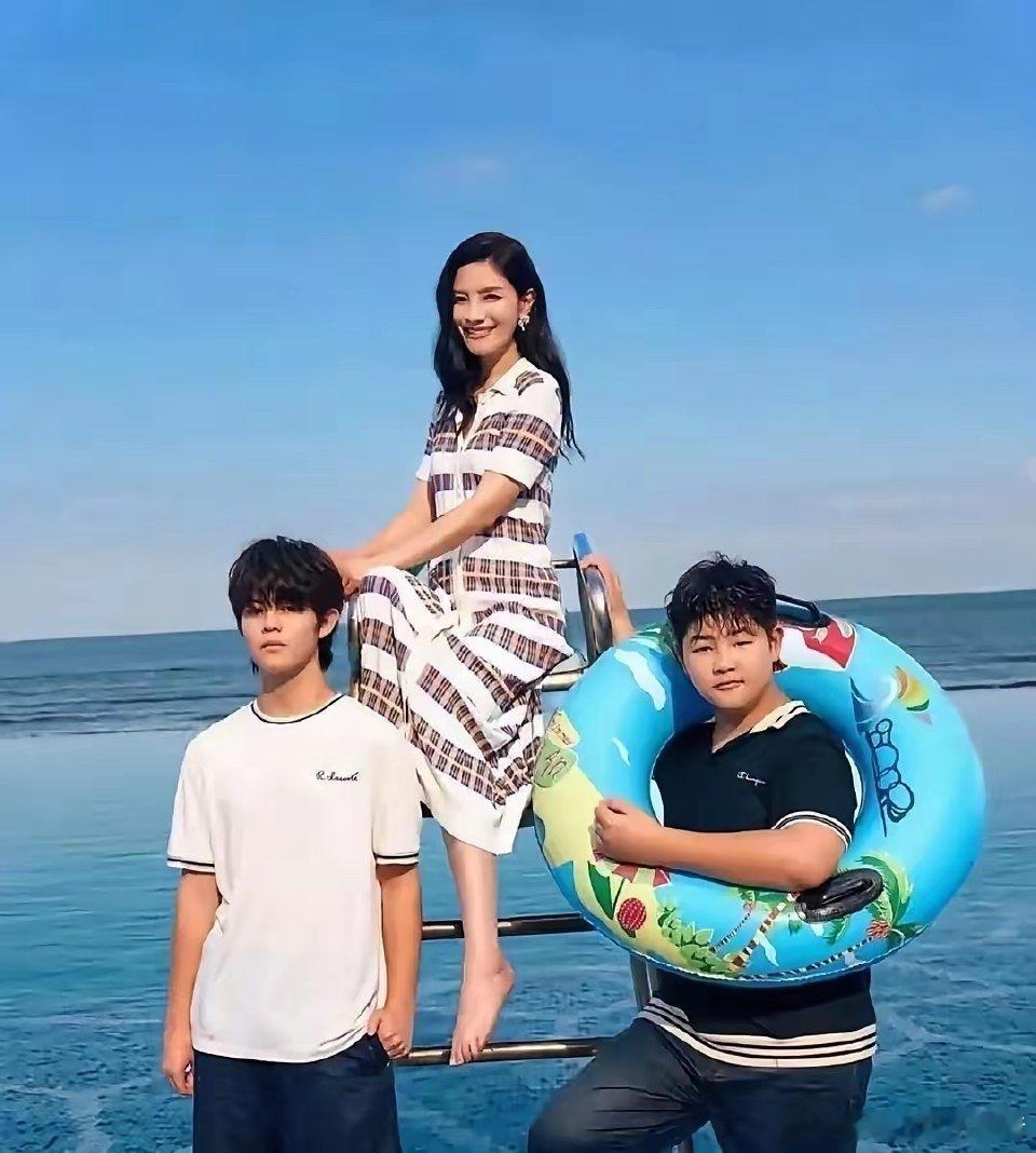 49岁胡可带俩儿子拍杂志。安吉也太帅了吧！小鱼儿依然胖但长高了。